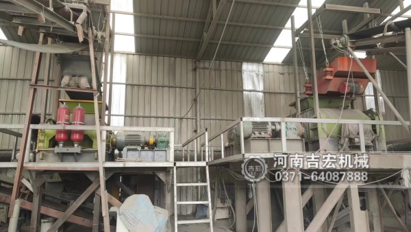 小礦場(chǎng)換設(shè)備怕踩坑？鎳礦對(duì)輥破碎機(jī)小巧能打,投入不多回本快,選它心里踏實(shí)!